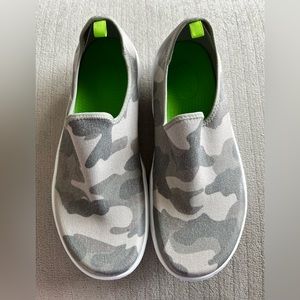 OOFOS Women’s OOmg eeZee Low Shoe Canvas Recovery Footwear, Camo- NWOT